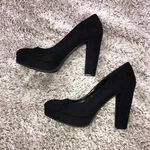Black pumps